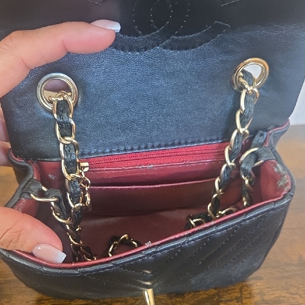 Elegant Black Quilted Handbag - Picture 2 of 7